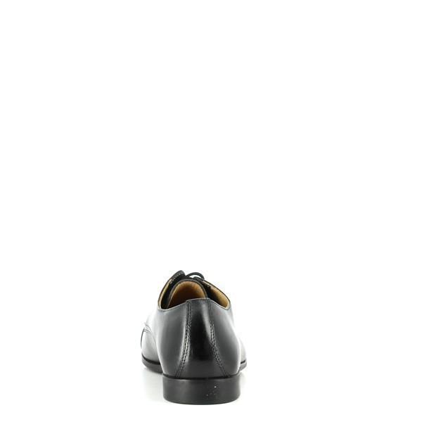 The interior view of the Anatomic Amparo Black Oxfords reveals the luxurious sheepskin lining and the cushioned footbed designed for optimal comfort. The photograph showcases the soft, plush texture of the lining and the well-constructed footbed with its layers of foam and latex, underscoring the shoe's commitment to comfort and quality.
