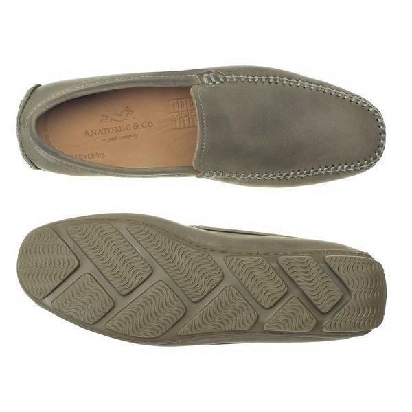In this top-down view, one Anatomic Aruja Chumbo Grey Driver Shoe is positioned upright to display its sleek leather upper, while the other is angled to reveal its detailed sole. This perspective emphasizes the shoe's luxurious interior with its genuine sheepskin lining and cushioned footbed, as well as the innovative Anatomic Gel Technology® for superior comfort and flexibility.