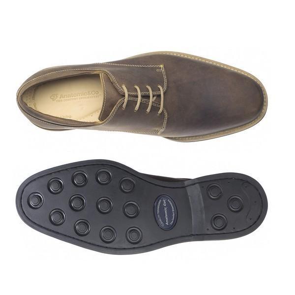 A top-down view of the Anatomic Delta Cognac Oxford Shoes, where one shoe lies flat while the other is upside down, displaying the sole. The rich cognac leather upper contrasts with the sleek, durable sole, highlighting the intricate stitching, non-slip texture, and the flexibility of the Anatomic Gel Technology® embedded in the sole. This angle emphasizes the attention to detail and craftsmanship in both the upper and the sole design.