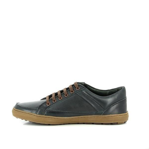 The internal side of the sneaker reveals the soft sheepskin lining and cushioned footbed. The design ensures maximum comfort with the leather’s natural texture and the antibacterial layer for breathability.