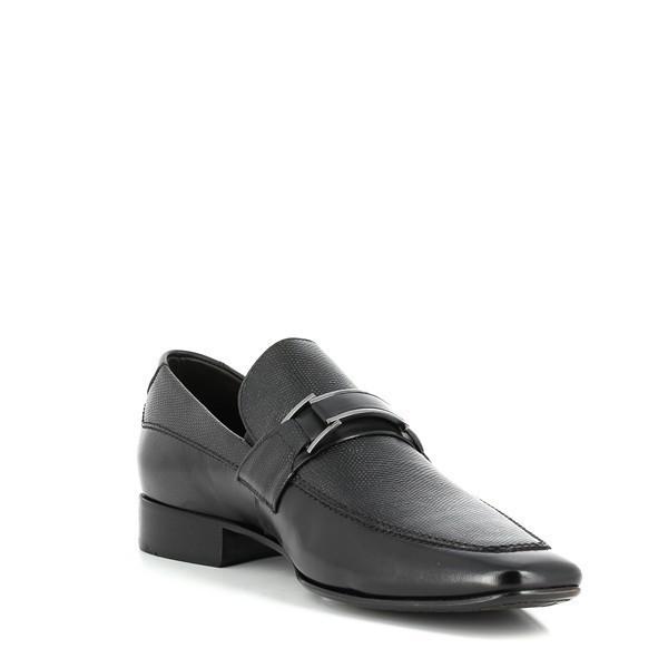 This angled view of the Anatomic Welt Black Driver Shoes reveals the depth and curvature of the shoe’s design. The leather upper curves gracefully around the foot, and the subtle burnished effect is visible, adding a touch of vintage sophistication. The side angle also emphasizes the height and design of the cushioned footbed and the refined stitching along the welt.