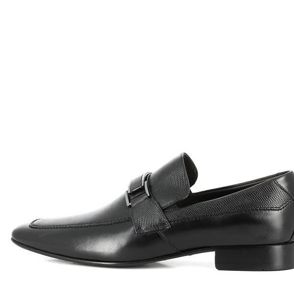 The internal side view provides insight into the luxurious genuine sheepskin lining and the cushioned footbed. The antibacterial layer and the meticulously crafted interior show the attention to detail in comfort and breathability. The photo highlights the quality of the leather lining and the precise construction of the shoe’s interior.