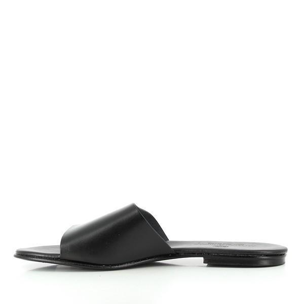 This angle highlights the luxurious leather lining, showcasing the attention to detail and comfort. The interior is crafted for a soft touch against the skin, ensuring a comfortable wearing experience. The meticulous stitching is visible, reinforcing the quality craftsmanship that defines Antichi Romani.