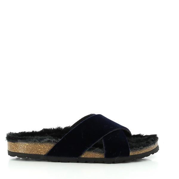 This photo captures the inner workings of the shoe, revealing its plush interior. The soft lining, adorned with faux fur, provides exceptional comfort with every step. Memory cushion technology ensures all-day support, while the rounded toe shape offers ample wiggle room. From arch to heel, this view showcases the meticulous craftsmanship and attention to detail that define Plakton's footwear.