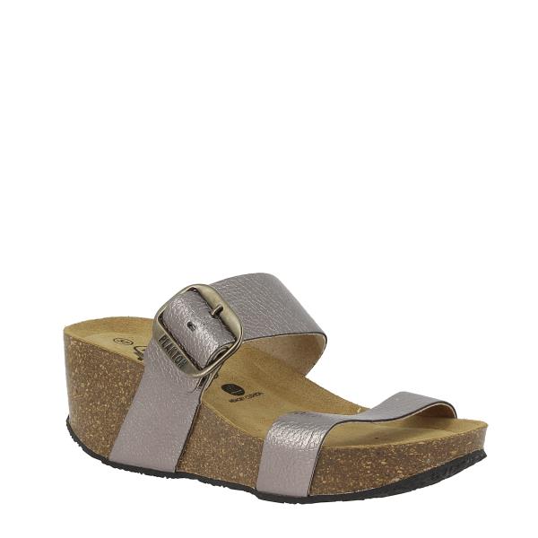 A dynamic angle view of the Plakton 873004 Grey Wedges, highlighting the curvature of the cork wedge heel and the stylish grey leather finish. This perspective emphasizes the sandal’s comfortable heel height and refined design.