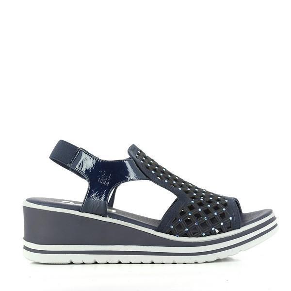 A pair of stylish Lake-colored wedge sandals, featuring a smooth leather upper with cross straps, and a velcro slingback for easy adjustment. The sandals have a 5 cm wedge heel, a round toe, and a sleek design that highlights the quality craftsmanship. Perfect for a blend of comfort and elegance, ideal for warm-weather outings.