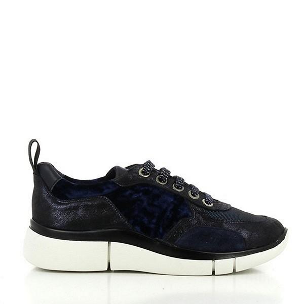 A sleek side view of the 24HRS 24307 Dark Blue Sneakers, showcasing the elegant combination of leather and material on the upper. The dark blue hue is rich and sophisticated, with clean stitching lines accentuating the shoe’s design. The 3cm platform sole is visible, offering a subtle lift while maintaining a sporty look.