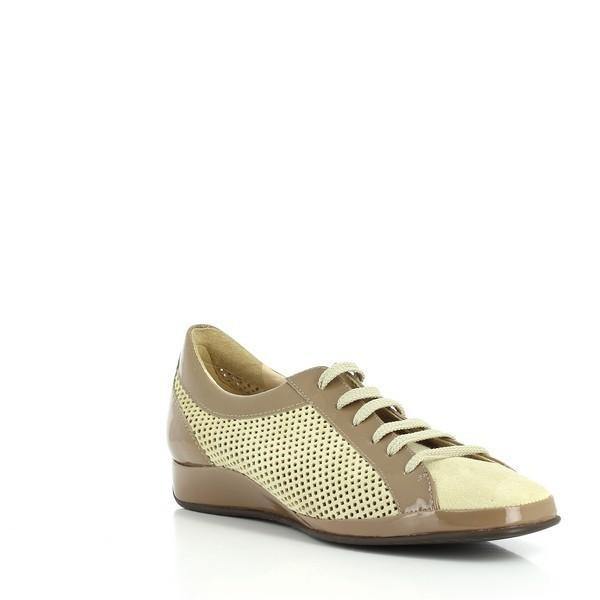 From a slight angle, the sneaker reveals more of its contour and depth. The toe box appears rounded and spacious, while the side stitching adds a touch of sophistication. The shoe’s profile highlights the seamless transition from the upper to the sole, giving it a cohesive and polished appearance.