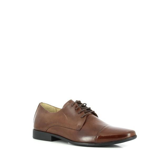 This angled shot of the Anatomic Amparo Brown Oxfords captures the shoe’s refined curvature and the luxurious texture of the leather. The angle accentuates the toe shape and the precise stitching, offering a glimpse into the expert craftsmanship and the shoe’s stylish design.