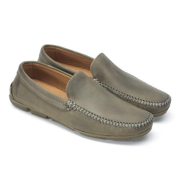 The angle view of both Anatomic Aruja Chumbo Grey Driver Shoes showcases their complementary design and stylish profile. The dynamic perspective highlights the supple leather texture and the meticulous detailing of each shoe, reflecting the high standard of craftsmanship.
