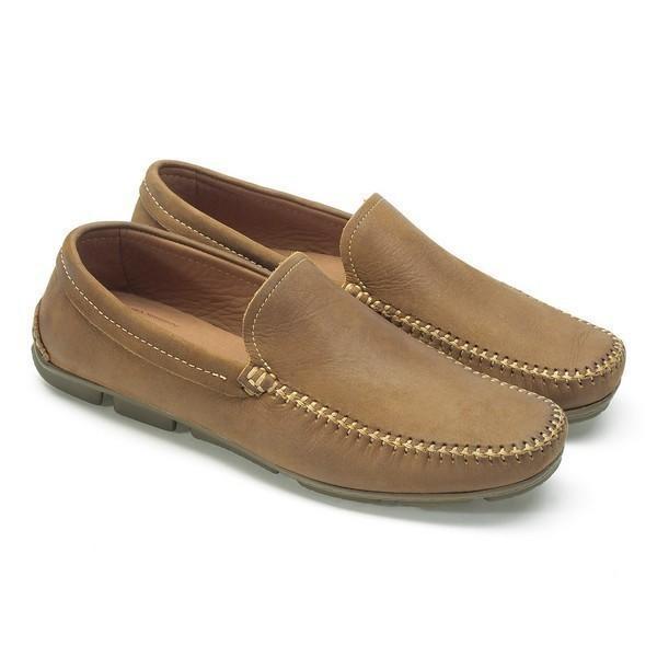 In this angle view of both Anatomic Aruja Castor Driver Shoes, the dynamic perspective showcases the elegant profile and sophisticated design of each shoe. The shot emphasizes the soft leather texture and the subtle contours, providing a clear view of the craftsmanship and stylish appeal.

