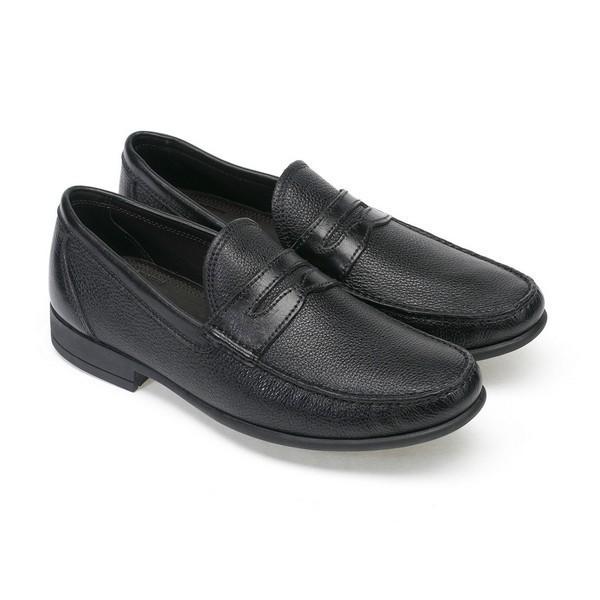 Both Anatomic Castelo Black Driver Shoes are displayed at an angle, capturing the symmetry and sleek design. The image shows the rich leather texture and the elegant profile, making it clear that these shoes are designed for both comfort and style.