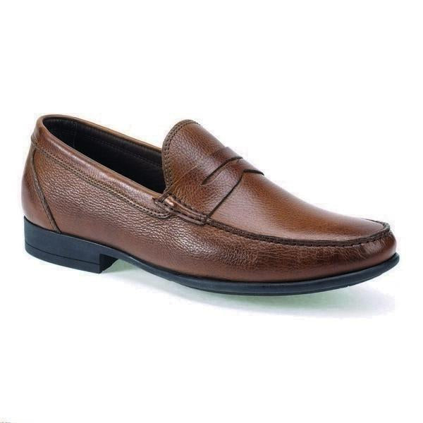 A close-up view of the Anatomic Castelo Tan Driver Shoe, showcasing its smooth, rich leather upper in a warm tan color. The angle highlights the fine stitching along the seams, the rounded toe design, and the textured, flexible sole designed with Anatomic Gel Technology®, emphasizing the shoe's blend of style and comfort.
