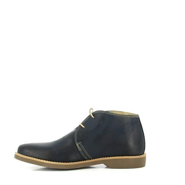  The internal side of the boot features the luxurious sheepskin lining, visible through a slight opening. The soft, leather-lined interior promises exceptional comfort and breathability, ensuring a cozy and well-ventilated fit.