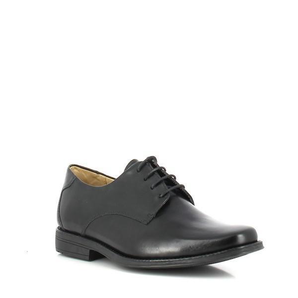 An angled shot of the Anatomic Leme Black Oxford Shoes reveals the depth of the black leather and the subtle curve of the shoe. The image highlights the elegant contour and the quality of the leather, with a focus on the shoe's profile and craftsmanship.