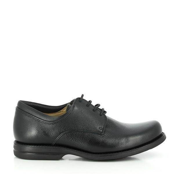 The side view of the Anatomic Niteroi Black Oxford Shoe showcases its sleek and classic design. The smooth black leather upper seamlessly transitions into the rounded toe, while the minimalistic lacing and subtle stitching detail highlight the shoe's refined elegance.