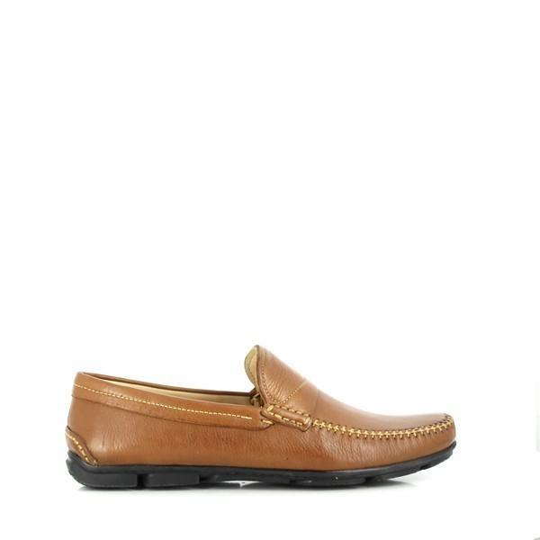 The side view of the Anatomic Olinda Tan Driver Shoes highlights the sleek, smooth leather upper with a classic round toe. The detailed stitching and refined finish showcase the craftsmanship of these men's shoes.