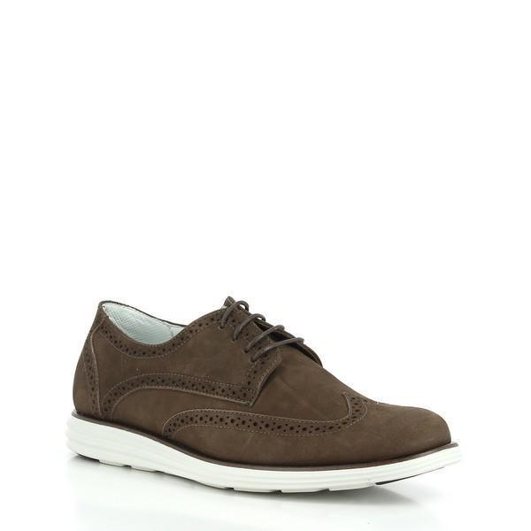 Captured from an angle, this image of the Anatomic Pacajus 161607 reveals the elegant profile of the sneaker, emphasizing the burnished leather and brogue accents. The slight elevation of the heel adds a touch of sophistication, while the angled view showcases the seamless blend of traditional brogue and modern sneaker design.

