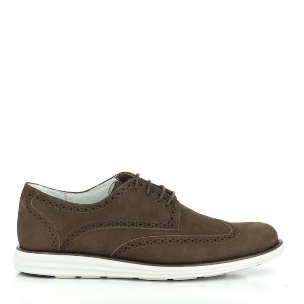 The Anatomic Pacajus 161607 Capuccino Brogue Sneakers showcase their refined brogue design from the side, highlighting the smooth, full-grain leather uppers with intricate perforations. The rounded toe and clean stitching reflect classic brogue detailing, while the cushioned footbed ensures visible comfort.