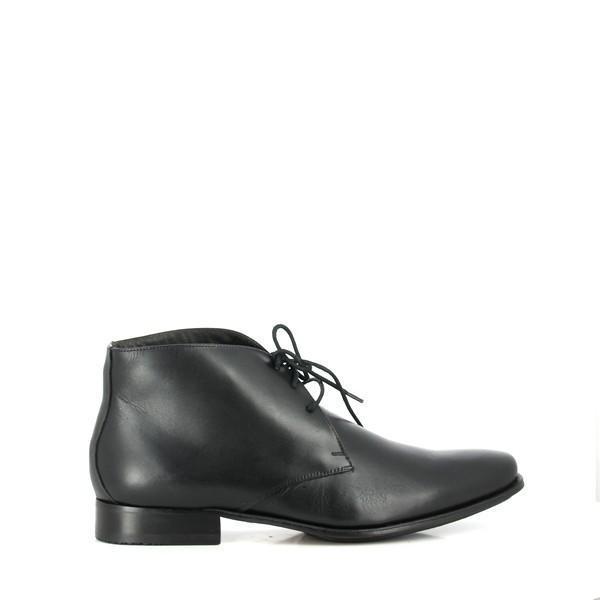 The side view of the Anatomic Panorama Black Lace-Up Ankle Boots highlights the sleek, smooth leather upper with clean stitching and a classic lace-up design. The rounded toe and minimalistic style emphasize the timeless elegance of these men's boots, while the 2cm heel adds a touch of sophistication.