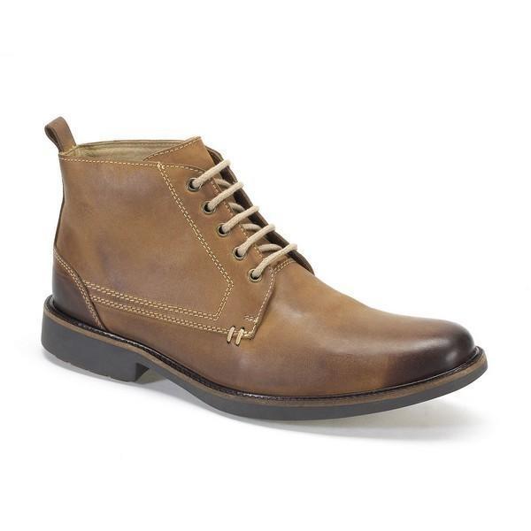 A clear view of the Anatomic Pedras Castor Lace-Up Boots from the side, highlighting the smooth leather upper with detailed stitching. The round toe and sturdy lace-up design are prominently displayed.