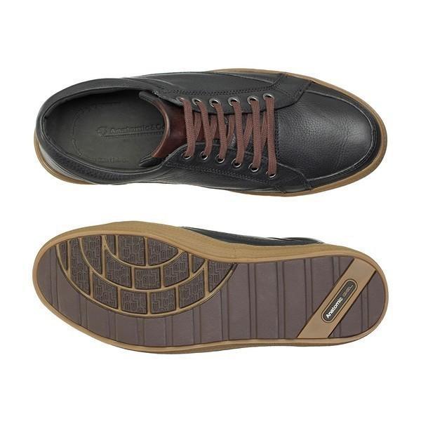 This top-down view of the sneakers, with one shoe flipped over to show the sole, demonstrates the Anatomic Gel Technology® in action. The sole’s intricate tread pattern provides non-slip grip and flexibility, with natural rubber and gel for added comfort.