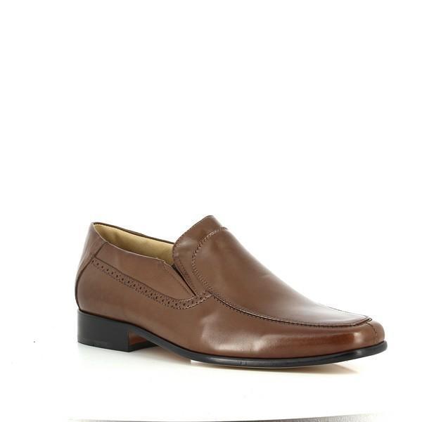 Captured from an angle, this image reveals the driver shoes' profile, emphasizing the supple leather and the refined shape. The distinct design and craftsmanship of the shoe are showcased from a dynamic perspective.
