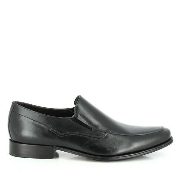 This side view of the Anatomic Whistle Black Driver Shoes highlights the sleek, smooth leather upper and the streamlined design. The round toe shape and refined stitching are showcased, emphasizing the shoe’s classic and sophisticated look.

