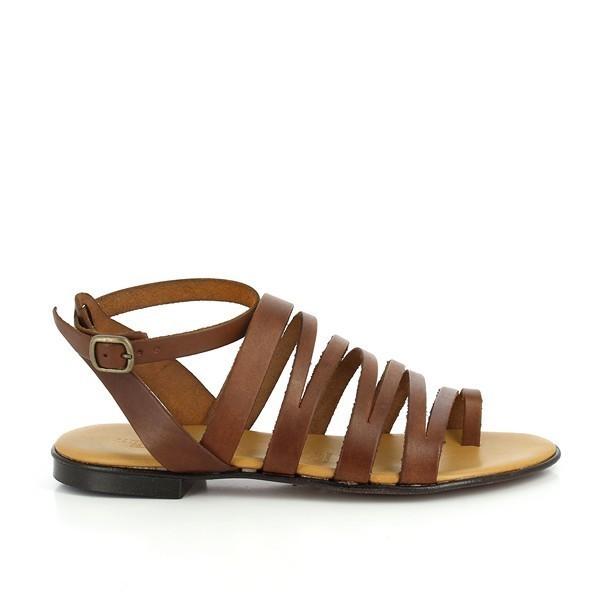 The Antichi Romani 802 Cuio Tan Slingback Sandal is captured from a side angle, showcasing the smooth, high-quality tan leather upper. The elegant slingback strap gently curves around the heel, secured by a small metallic buckle. The sandal's low 1cm platform provides a subtle lift, while the round toe shape offers a classic, balanced silhouette. The rich leather texture is evident, highlighting the artisanal craftsmanship.