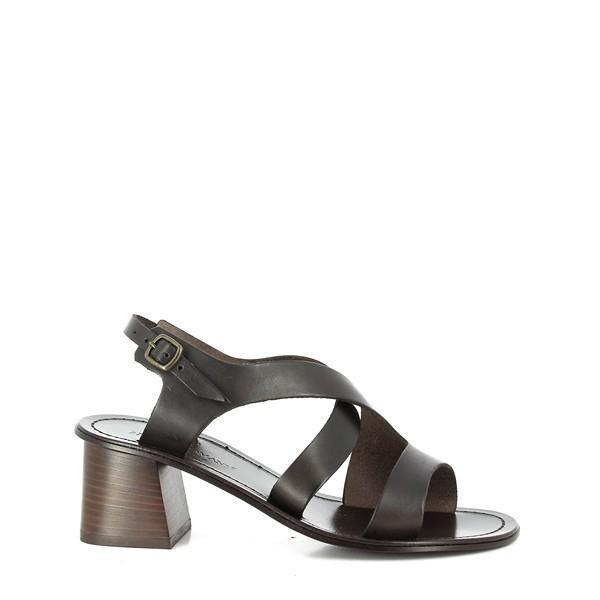 The photo captures the elegant side profile of the Antichi Romani 818 T. Moro Slingback Heels, showcasing the smooth, rich brown leather upper. The gently curved lines of the shoe highlight its sophisticated silhouette, complemented by the round toe design. The heel, measuring 5 cm, adds a touch of height while maintaining comfort.