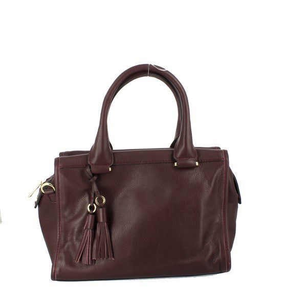The Bridas 1380 Wine Burgundy Handbag showcases a rich and elegant wine burgundy leather exterior, radiating sophistication. With dimensions of 21 cm in height and 28 cm in width, this handbag is spacious enough to hold daily essentials while maintaining a chic silhouette. The adjustable strap allows for versatile wear, whether as a shoulder bag or crossbody, adapting to your personal style. 
