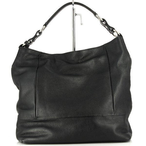The Bridas 915 Black Shoulder Bag is elegantly displayed against a minimalist backdrop, allowing its sleek design and rich black leather to take center stage. The bag features a structured silhouette that conveys sophistication, with visible stitching detailing that highlights its artisanal craftsmanship. The adjustable strap is shown in a relaxed position, suggesting versatility for various styling options, whether worn over the shoulder or crossbody. 