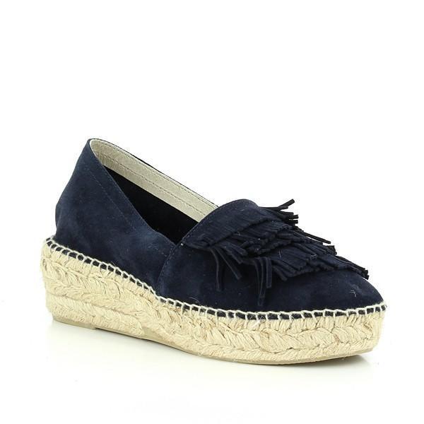 The shoe is photographed from a slight angle, revealing the gentle curve of the upper and the rounded toe shape. The fringe detailing creates dynamic movement, while the comfortable 5 cm heel-platform height is subtly highlighted. This angle also showcases the quality stitching that reflects the artisanal heritage of Calzanor.
