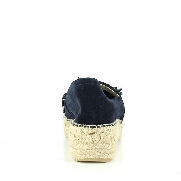The back of the Calzanor espadrille presents a clean and minimalist look, featuring the smooth leather and rounded edge that extends to the heel. The understated elegance is complemented by the subtle curvature that follows the natural shape of the foot. The jute sole is visible at the bottom, reinforcing its classic espadrille style.
