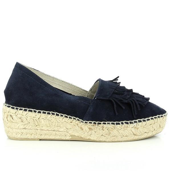 The Calzanor 2045 Navy Espadrilles are captured from the side, showcasing their sleek silhouette and elegant closed design. The rich navy leather glistens softly in the light, accentuated by the decorative front fringe that adds a stylish touch. The jute sole peeks out, emphasizing the eco-friendly craftsmanship.