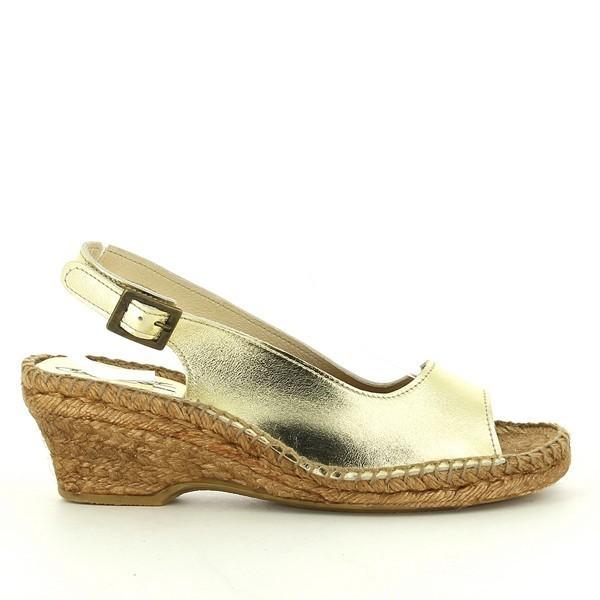 The side view of the Calzanor 908 Gold Slingback Espadrilles showcases the shoe’s elegant silhouette, highlighting the lustrous gold leather upper that gleams subtly against the natural jute sole. The 7 cm jute platform adds both height and a distinctive artisanal touch.