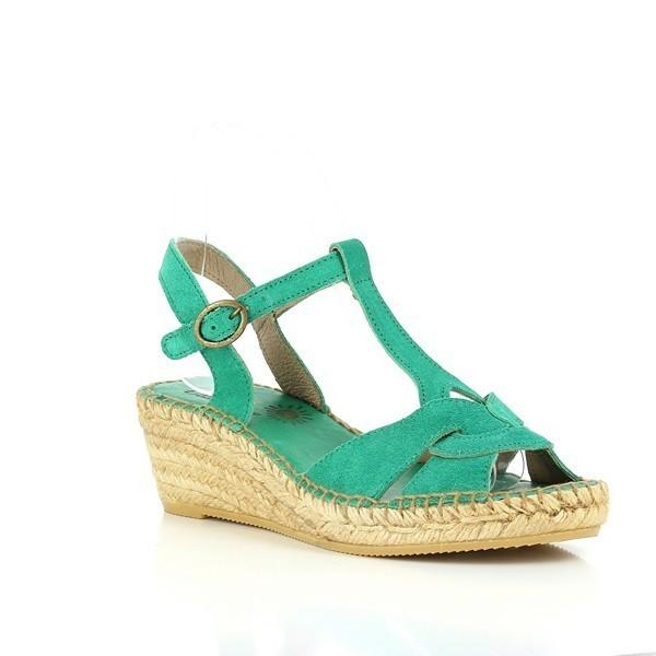 A side-angle view of the Calzanor A644 Green Slingback Wedge Espadrilles, showcasing the contours of the wedge heel and the smooth leather finish. The adjustable slingback strap adds to the shoe’s refined look and practical fit.