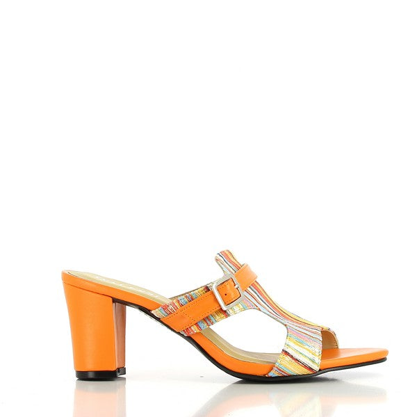 This side view highlights the sleek, minimalist design of the Dalessi Pinta Orange & Gold Slides. The luxurious gold leather upper contrasts beautifully with the bold orange heel, while the round toe shape provides a classic silhouette. The 7.5 cm heel-platform height offers a comfortable and stylish lift.