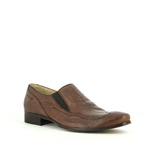 The angled view reveals the slightly curved sole and smooth transition from the heel to the toe, emphasizing the shoe's comfortable fit and timeless design. The 2cm heel adds subtle height, enhancing the overall silhouette.