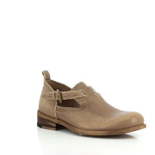 Capturing the Felmini 8253 shoes from a slight angle, the curvature of the shoe’s upper and the subtle detailing of the ankle strap become more apparent. The shoe’s clean and refined silhouette is enhanced by the smooth, natural leather, highlighting its sophisticated craftsmanship.
