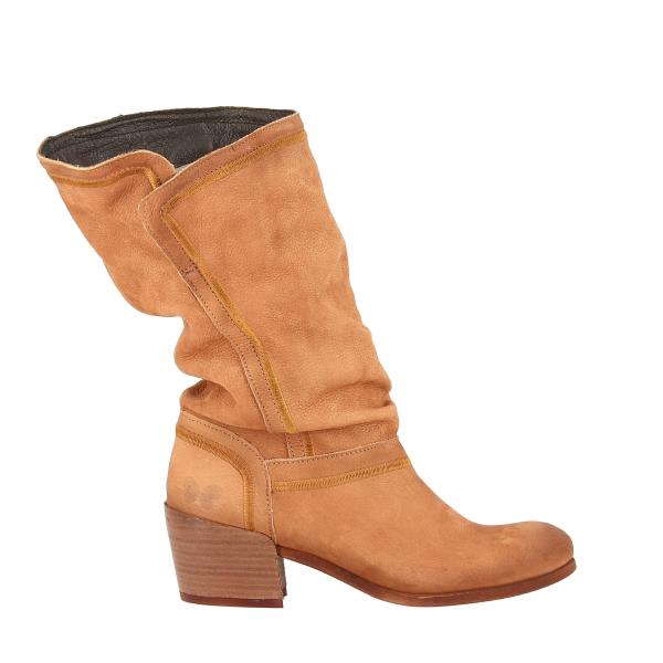 The side profile reveals the knee-high design of the Felmini 8472 Couro Boots, featuring a rich, wrinkled leather texture that adds depth and character. The sleek silhouette and rounded toe create a balanced, elegant appearance, complemented by the subtle 6 cm heel for a graceful lift.