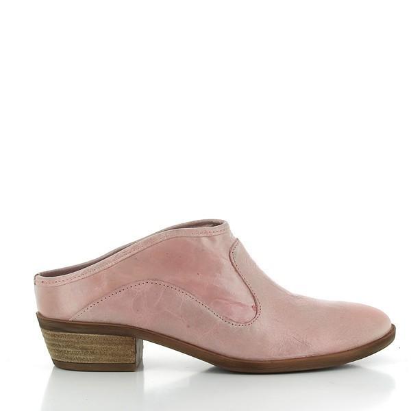 The Felmini B002 Rose Pink Slide-On Boots are elegantly designed with a smooth leather upper, showcasing a sleek profile and the subtle curve of the round toe. The 4cm heel-platform adds a sophisticated touch while ensuring comfort.