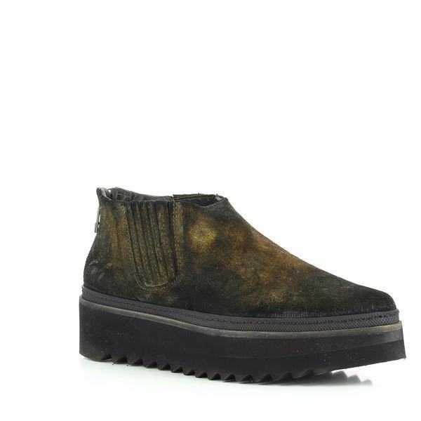 This angle reveals the beautifully crafted platform heel and the elegant curve of the boot’s shape, emphasizing its blend of style and function. The suede leather material is complemented by a clean, minimalist design.