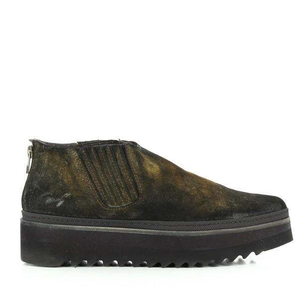 The Forte GS6420 Dark Brown Ankle Boot showcases its sleek silhouette with a soft suede leather upper, highlighted by its smooth lines and rounded toe shape. The 3cm platform heel offers a subtle lift while maintaining a chic, grounded profile.