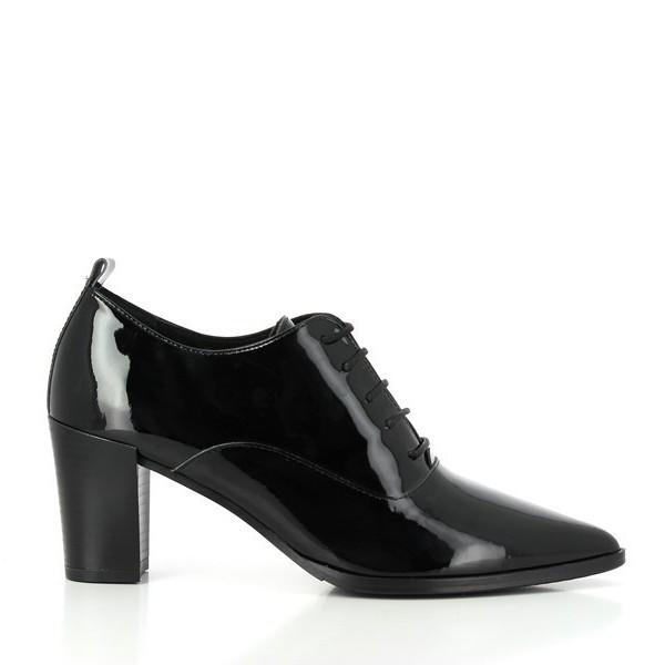 A sleek side view of the Gino Vaello 9342 Black Lace-Up Booties showcasing the smooth synthetic upper, elegant pointy toe, and an 8 cm heel.
