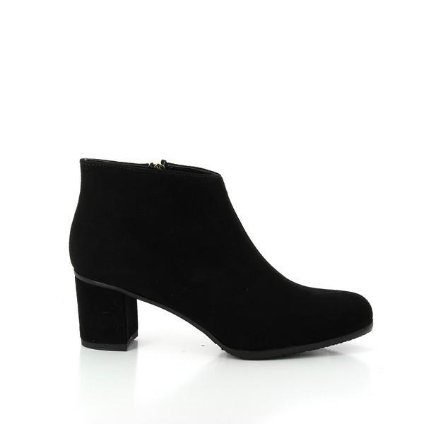 A close-up of the Grazia 15000 Black Ankle Boots showcasing the smooth black leather upper, the elegant round toe shape, and the sturdy 6 cm heel.