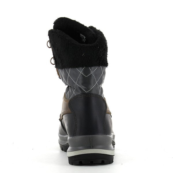The back of the Grisport 14121D4G boots provides a view of the high-top design, offering additional ankle support and stability. The heel area is clearly visible, showcasing the subtle 3cm elevation, which enhances comfort without compromising mobility. The smooth finish of the leather and synthetic upper extends to the heel, highlighting the boot’s refined, sturdy construction. The sole’s rugged tread pattern is also visible, ensuring traction and support for various terrains.