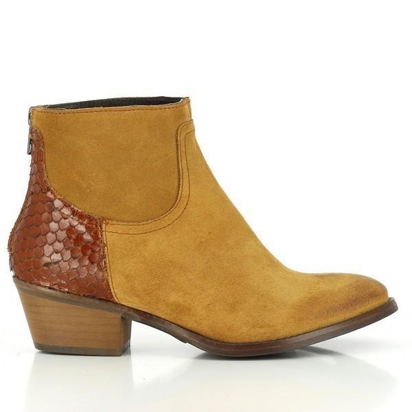 A full profile of the Igualados 8496 Whiskey Ankle Boot, showcasing its smooth camel brown leather upper, elegant snake print tan ankle, and sturdy 4.5cm heel.