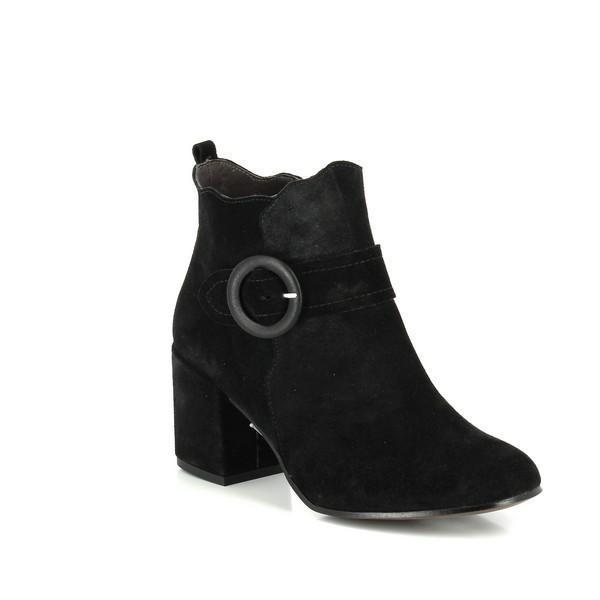 Capturing the elegant shape of the Igualados 8868 ankle boot, this angle highlights the stylish round buckle strap and the seamless transition from the sleek black leather to the slightly elevated heel.