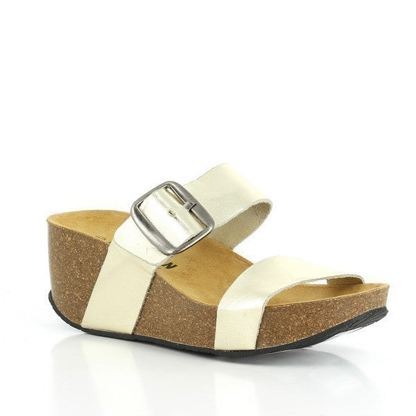 Glisten with glamour in Plakton's 273004 Gold Wedges. The radiant gold hue catches the light, adding a touch of elegance to any outfit.